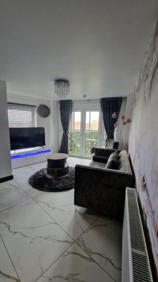 Two Bed Apartment With Balcony Slough,Windsor,Legoland Eksteriør bilde